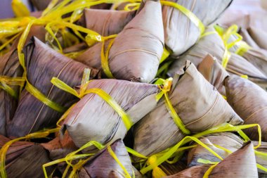 Piramit şeklinde köfte bamb içinde yapışkan pirinç sarma tarafından yapılan