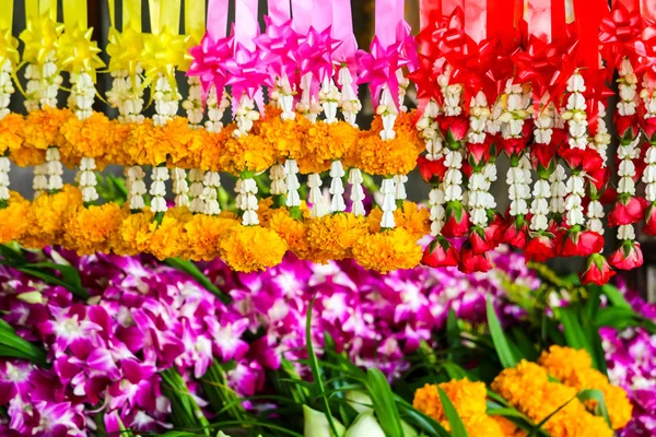Fresh flower garland Used to worship the sacred things in Buddhi