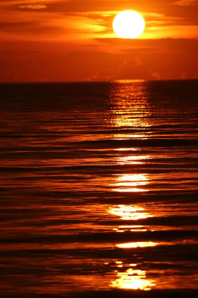 Alba di nuovo al mattino cielo silhouette nube sul mare — Foto Stock