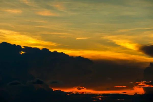 Pôr do sol céu de volta na silhueta escura nuvem vermelho chama buraco de sol r — Fotografia de Stock