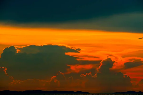 Vissza a sötét sziluettje égbolt és a tengeri hajó Sunset narancssárga felhő — Stock Fotó