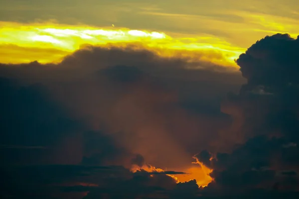 Céu pôr do sol de volta na nuvem silhueta escura buraco chama de lava vermelha de — Fotografia de Stock