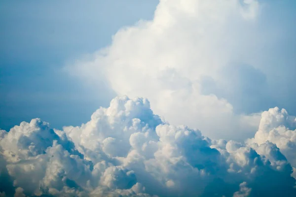 Branco enorme heap nuvem sol no céu azul nuvem macia — Fotografia de Stock