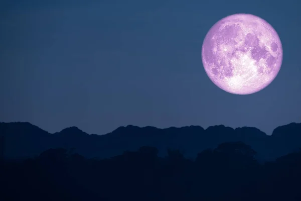 Super Blume rosa Mond zurück auf Silhouette Berg am Nachthimmel — Stockfoto