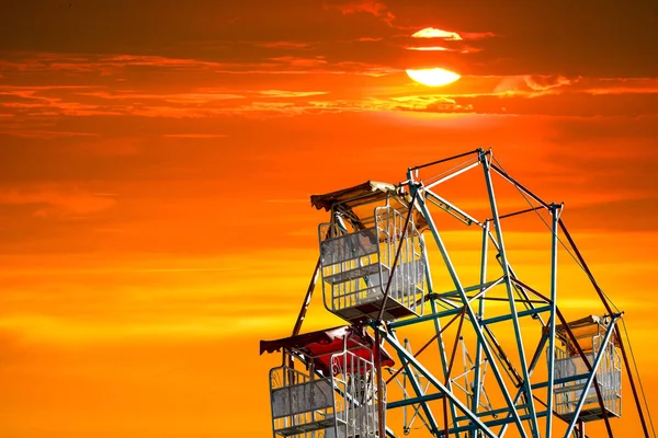 Dernière lumière du coucher du soleil sur le ciel et la silhouette ferris roue — Photo