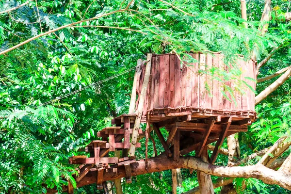 Kayu hut dan log jembatan dibangun di hutan untuk aktivasi petualangan — Stok Foto