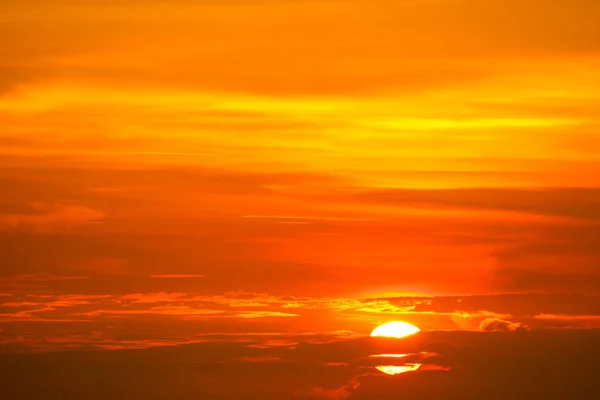 Última luz do pôr do sol no céu e silhueta nuvem vermelha — Fotografia de Stock