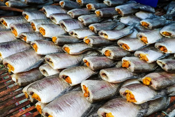 Padrão de damegofish salgado seco na debulha cesta de bambu, i — Fotografia de Stock