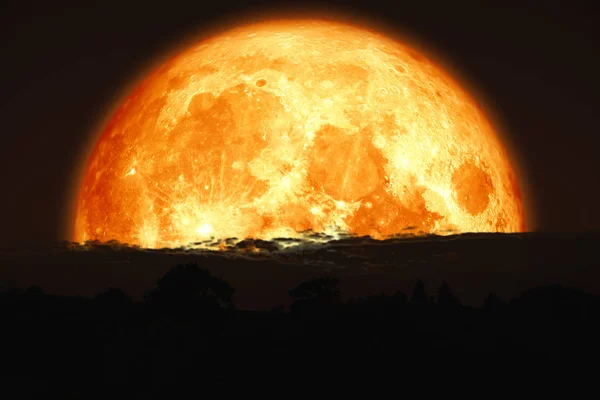 Super Krvavý měsíc zpět na siluetu hory na noční obloze — Stock fotografie