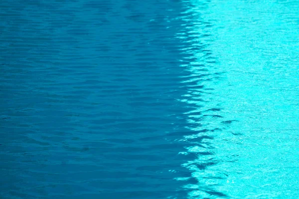 Vague se déplaçant par vent sur la surface de l'eau de la piscine — Photo