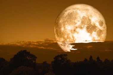 tam lenten ayda geri siluet bulut ve gece dağda 