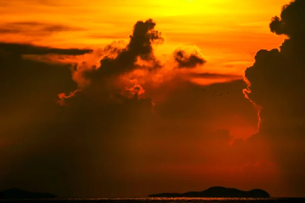Színes napfelkeltét a sziluett felhő égen horgászcsónak és sziget — Stock Fotó