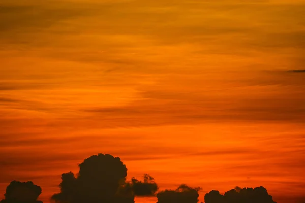 Coucher de soleil coloré nuage orange et soleil sur le ciel — Photo