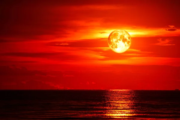 Luna llena de sangre en el mar y el océano última silueta de cielo rojo claro c —  Fotos de Stock
