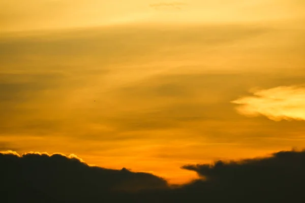 Multicolor heap gigante laranja sol nuvem e céu escuro — Fotografia de Stock