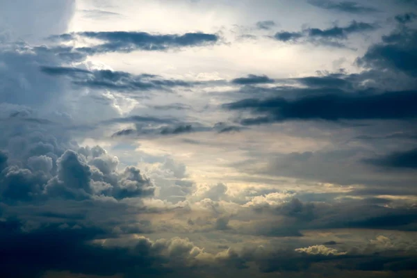 Storm silhouette heap cloud sun ray in gray sky dark cloud — Stock Photo, Image