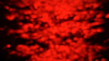 Blur ve bokeh yansıma kırmızı ışık nehir yüzeyinde LED