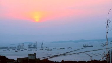 Laem Cha Bang Harbor üzerinde deniz ve üst görünümü üzerinde sunsut