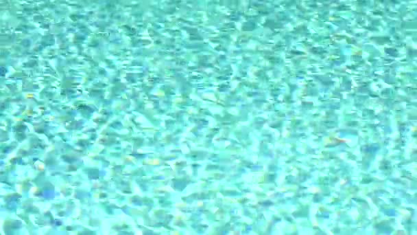 Piccola onda sulla superficie dell'acqua in nuoto luce verde pavimento — Video Stock