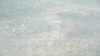 ağır yağmur ağır Rüzgar ve su beton zemin üzerinde