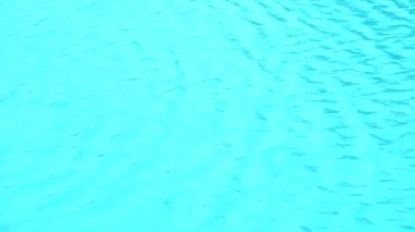 Yüzme açık mavi katta su yüzeyine sağ sol küçük dalga hareket