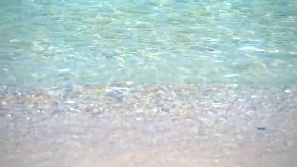 Poca ola en la playa y el agua de mar clara se centran en la arena bajo el agua — Vídeos de Stock