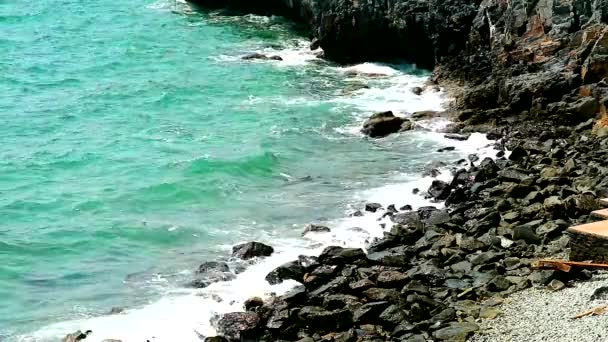 Las olas erosionan la costa durante mucho tiempo hasta que las rocas y la piedra fueron rotas — Vídeo de stock