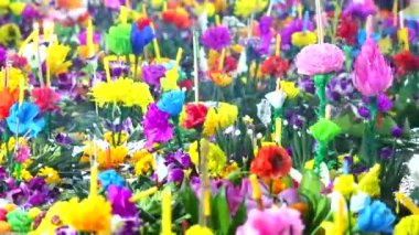 Krathong muz ağaçları, çiçekler ve Loi Krathong Festivali yüzeyinde yüzen doğal malzemelerden yapılmış