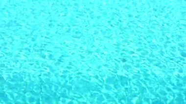 Yüzme açık mavi katta su yüzeyinde küçük dalga