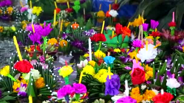 Krathong made from banana trees, flowers and natural materials floating on surface of Loi Krathong Festival — Stock Video