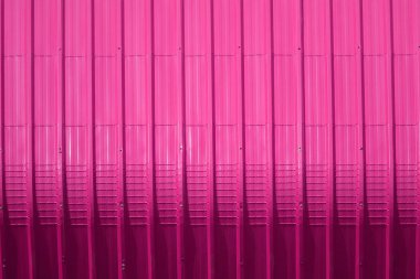 pembe metal levha deseni ve dikey çizgi tasarımı