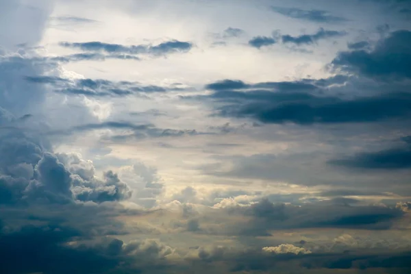 Tempestade silhueta nuvem sol no céu cinza nuvem negra — Fotografia de Stock