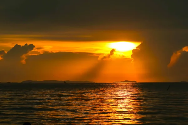 Salida del sol en la silueta cielo nube barco de pesca y en la isla del mar — Foto de Stock