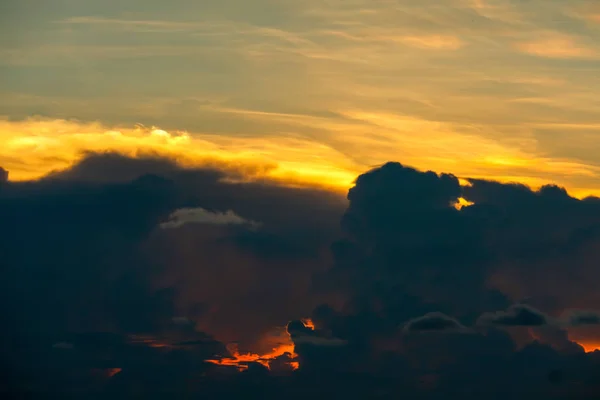 Pôr do sol céu de volta na silhueta escura nuvem vermelho chama buraco de sol r — Fotografia de Stock