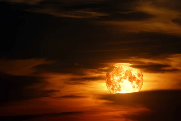 超级雪血月在剪影红云夜空 — 图库照片