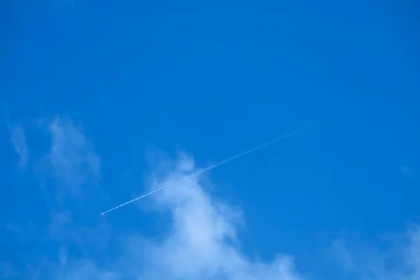 Yaz açık mavi gökyüzü arka plan beyaz bulut — Stok fotoğraf