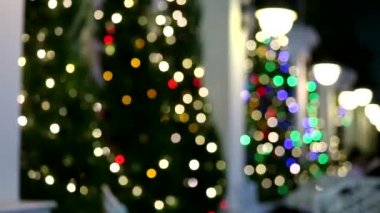 gece bahçesinde bulanıklık ve bokeh çok renkli ışık