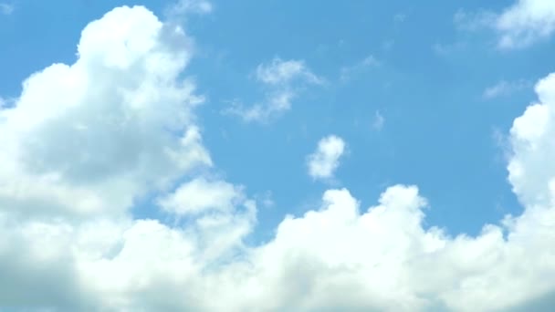 Movimiento de nubes de corta distancia y cielo azul lapso de tiempo — Vídeo de stock