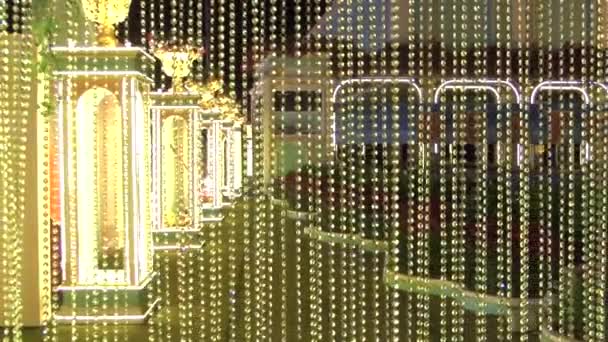 夜园水晶链移动移动和温暖的光线 — 图库视频影像