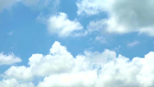 Движущиеся белые облака и голубое небо — стоковое видео