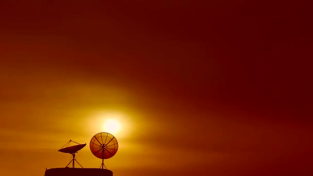 Timelapse vervagen zonsondergang terug silhouet twee satellietschotel — Stockvideo