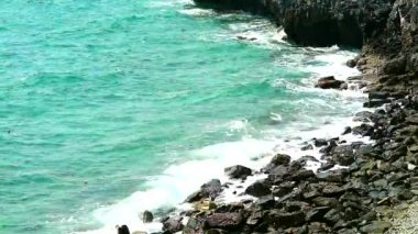 Dalgalar kayalar yavaş yavaş çatlayana kadar uzun bir süre kıyıyı aşındırıyor.