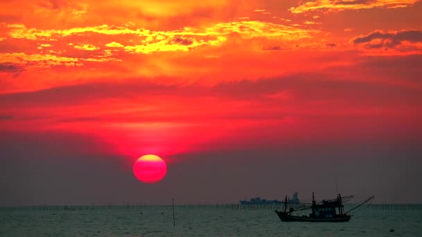 Zeitraffer des Sonnenuntergangs auf dem Meer und Silhouette Fischerboot — Stockvideo