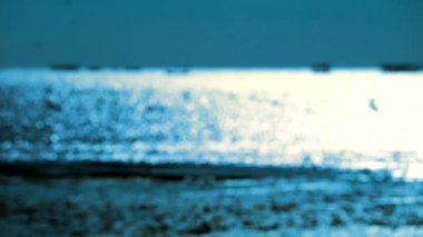 bulanıklık yavaş hareket yansıması güneş ışığı deniz ve küçük dalga hareket ve kuşlar uçan