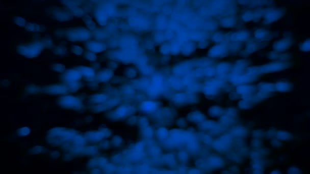 flou et bokeh réflexion bleu foncé clair sur la surface de l'eau 