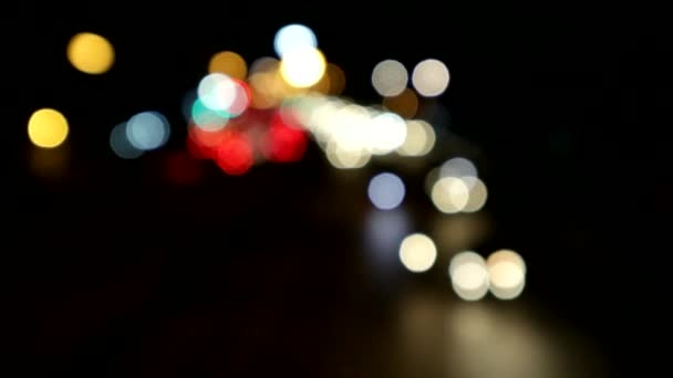 緑色の信号の後に車両のライトをぼかす — ストック動画
