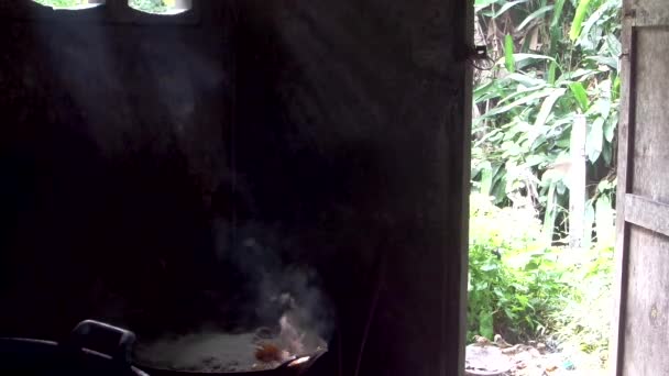 Sok nádiposzáta eszik rizst kívül régi konyha — Stock videók