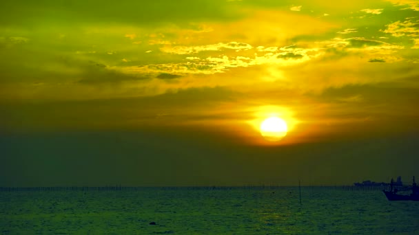Zachód słońca na morzu i łódź rybacka parking Ciemny zielony niebo — Wideo stockowe