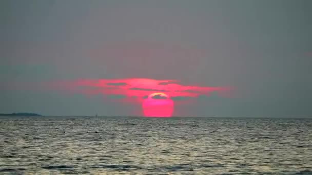 Laps de temps du coucher du soleil sur la mer et silhouette nuage déplacer passer — Video