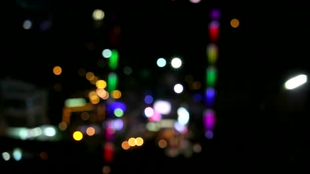 Sfocatura e bokeh luce multicolore nel centro commerciale notturno — Video Stock